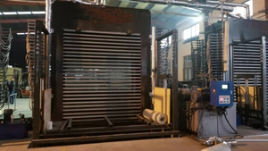 Hydraulische Sperrholz-Heißpressmaschine mit halbautomatischer Be- und Entladung